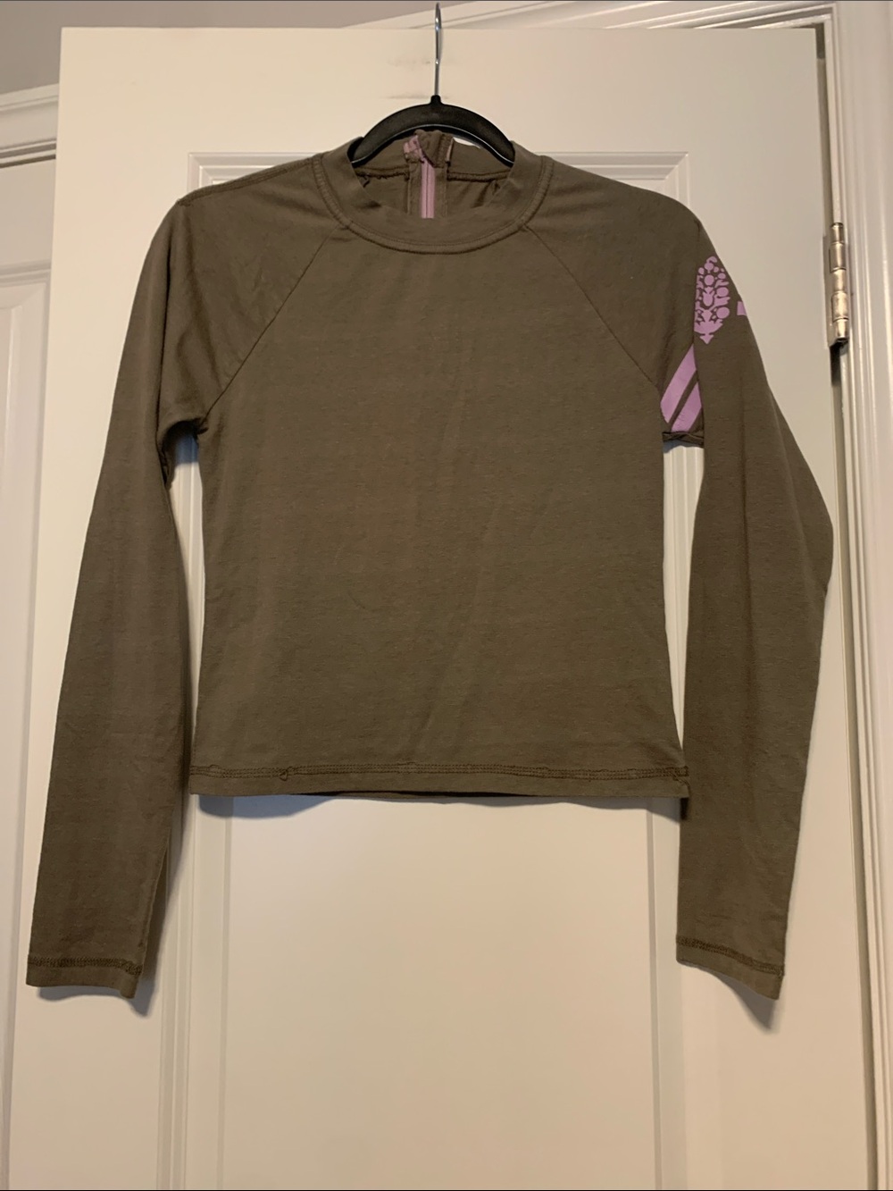 Free People Movement LS Top Sz XS
HAS SOME STICH PULLS AT BOTTOM